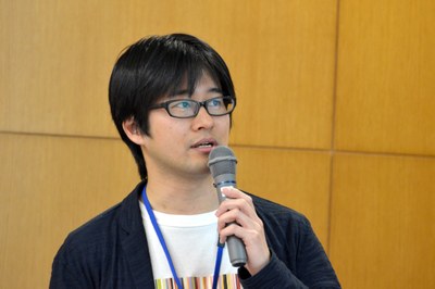 Takanori Sasaki gives the first lecture of the Physics Workshop